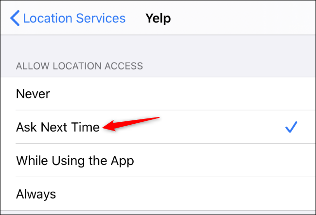 Uprawnienia lokalizacji iPhone'a pokazujące aplikację Yelp ustawione na Zapytaj następnym razem.