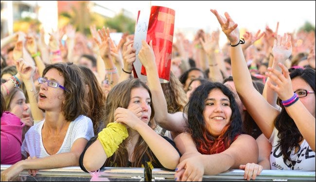 Fani na festiwalu muzyki pop w Barcelonie w Hiszpanii.