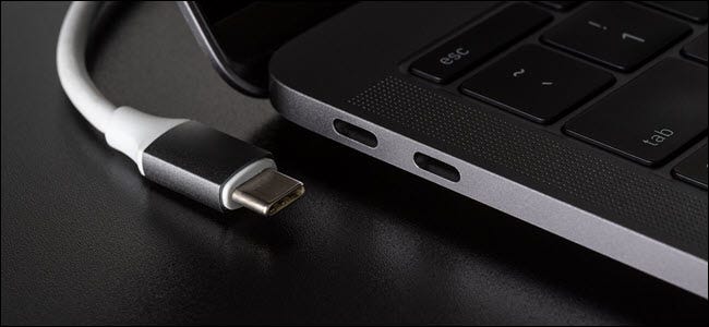 Kabel USB-C obok laptopa zgodnego z USB-C