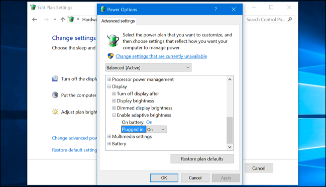 Kontrolowanie adaptacyjnej jasności w opcjach planu zasilania systemu Windows 10.