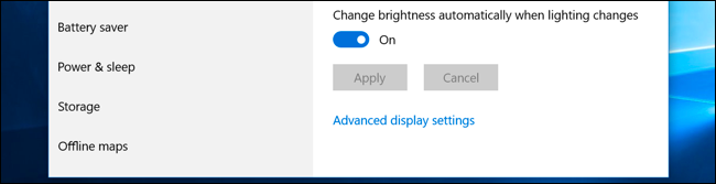 ten "Automatycznie zmieniaj jasność, gdy zmienia się oświetlenie" opcja w aplikacji Ustawienia systemu Windows 10.