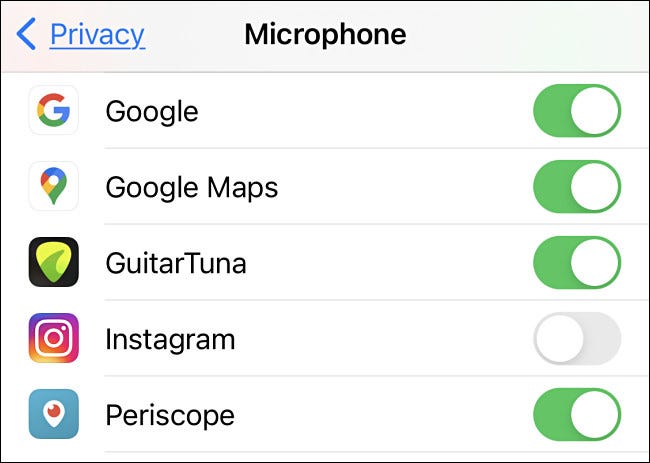Przykładowa lista aplikacji na iPhone'a, które mogą uzyskać dostęp do mikrofonu w Ustawieniach prywatności.