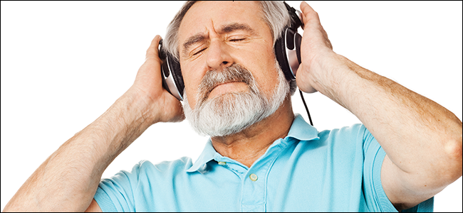 Mężczyzna cieszący się słodkim dźwiękiem swoich słuchawek z redukcją szumów