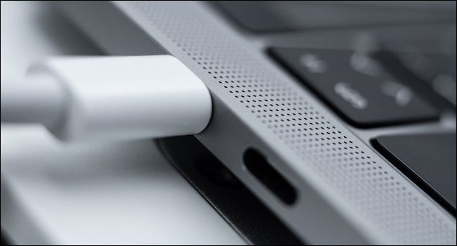 Ładowarka podłączona do portu USB-C MacBooka