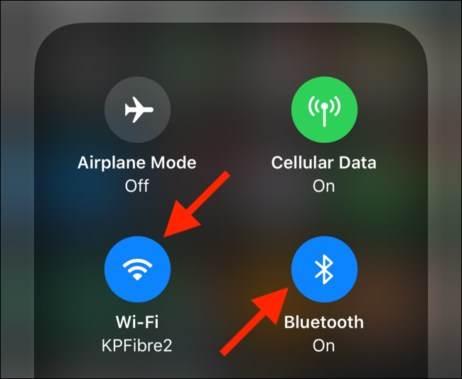 Stuknij przełączniki Wi-Fi lub Bluetooth, aby rozwinąć panel