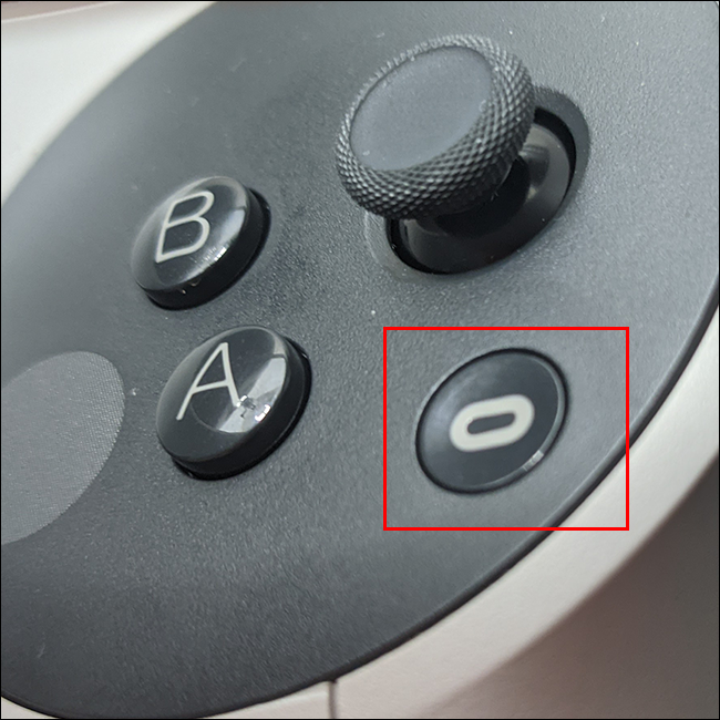 Naciśnij przycisk Oculus na prawym kontrolerze i naciśnij dowolny spust. 