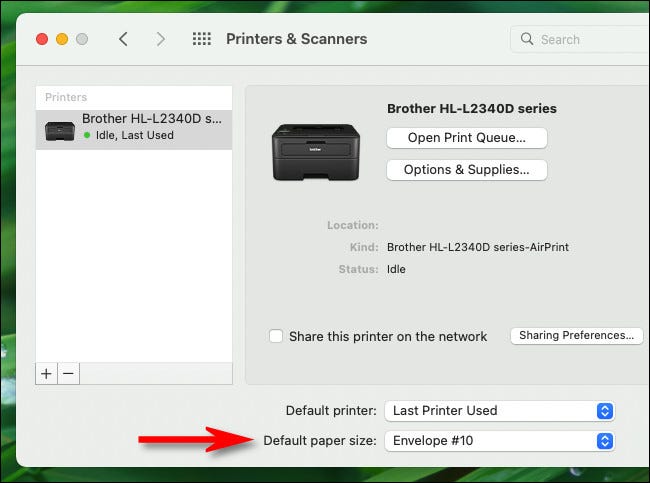 W Preferencjach drukarki systemu Mac kliknij menu obok "Domyślny rozmiar papieru" pod "Drukarki i skanery."